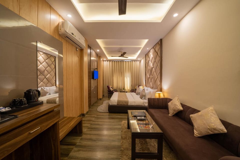 TV and multimedia, Seating area, Bedroom, air conditioner