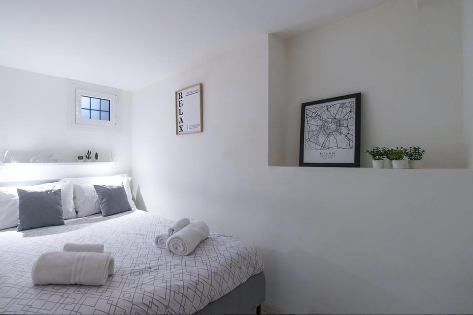 Ambrogio's Nest - Modern close to Cadorna Station Apartment in Milan