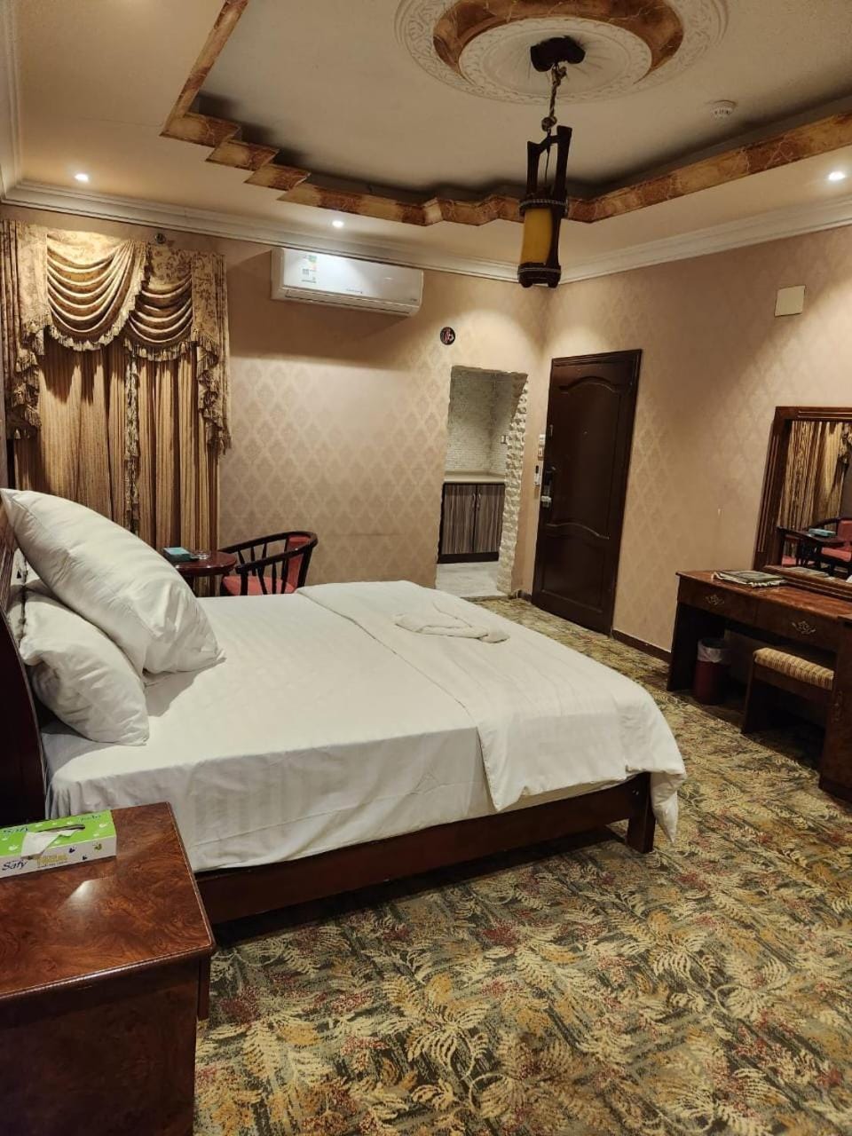 Bed, TV and multimedia, Photo of the whole room, Seating area, Bedroom, air conditioner