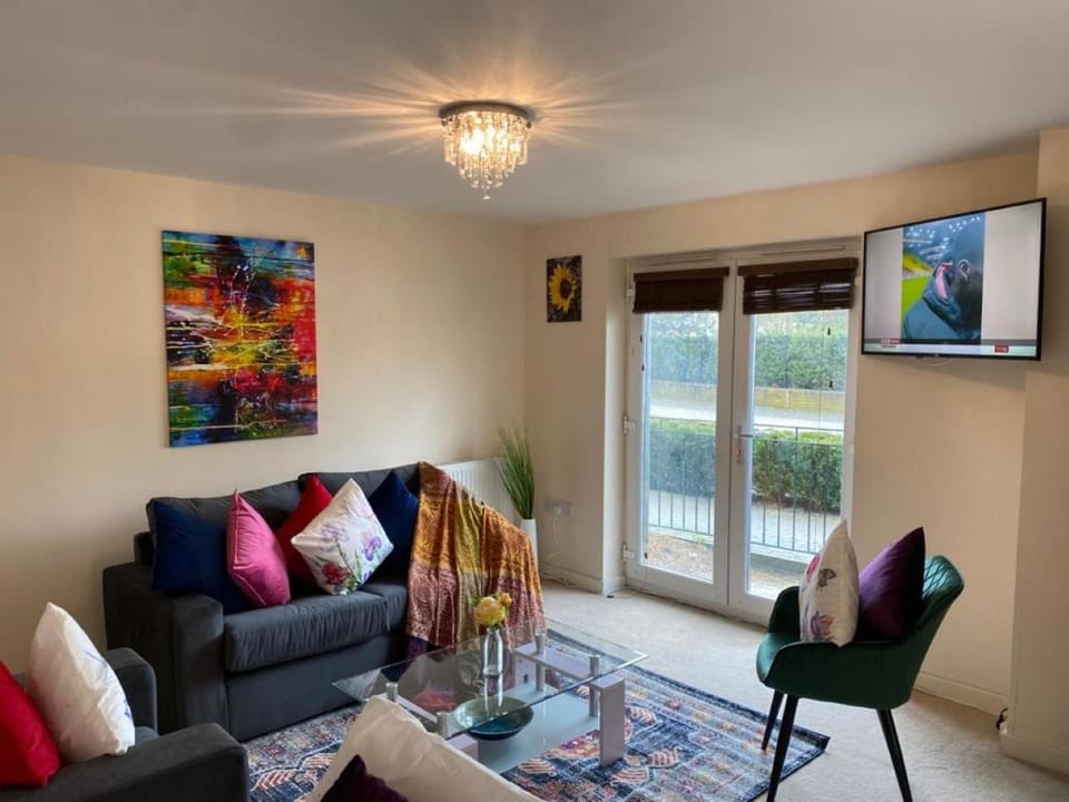 Communal lounge/ TV room, TV and multimedia, Living room, Seating area, Evening entertainment