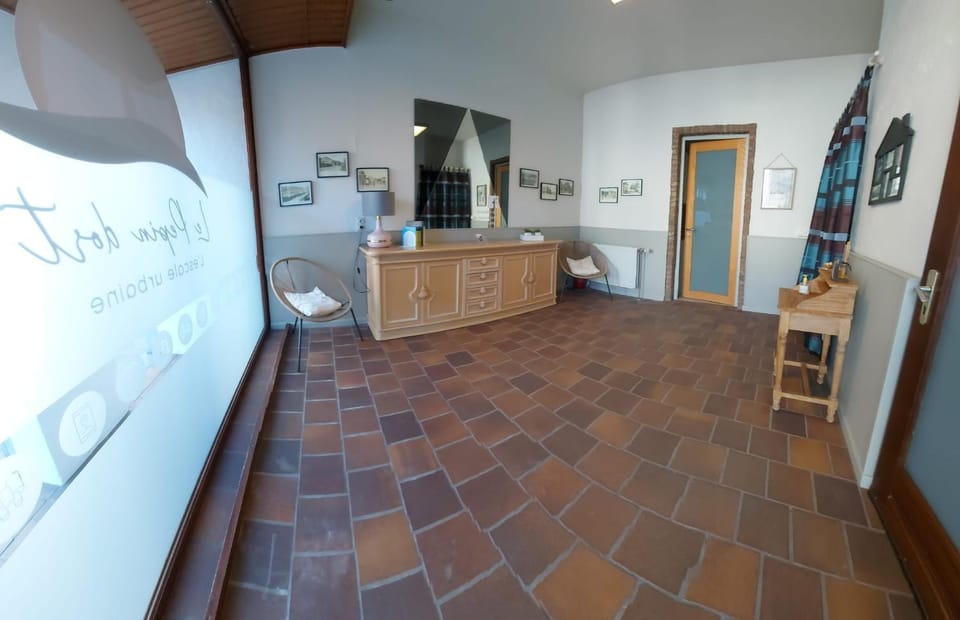 Property building, Facade/entrance, Lobby or reception, Seating area