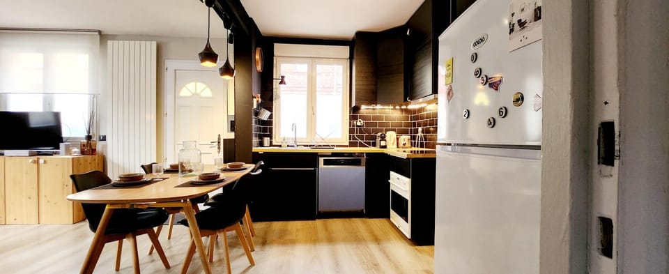 Kitchen or kitchenette, Dining area, dishwasher, stove