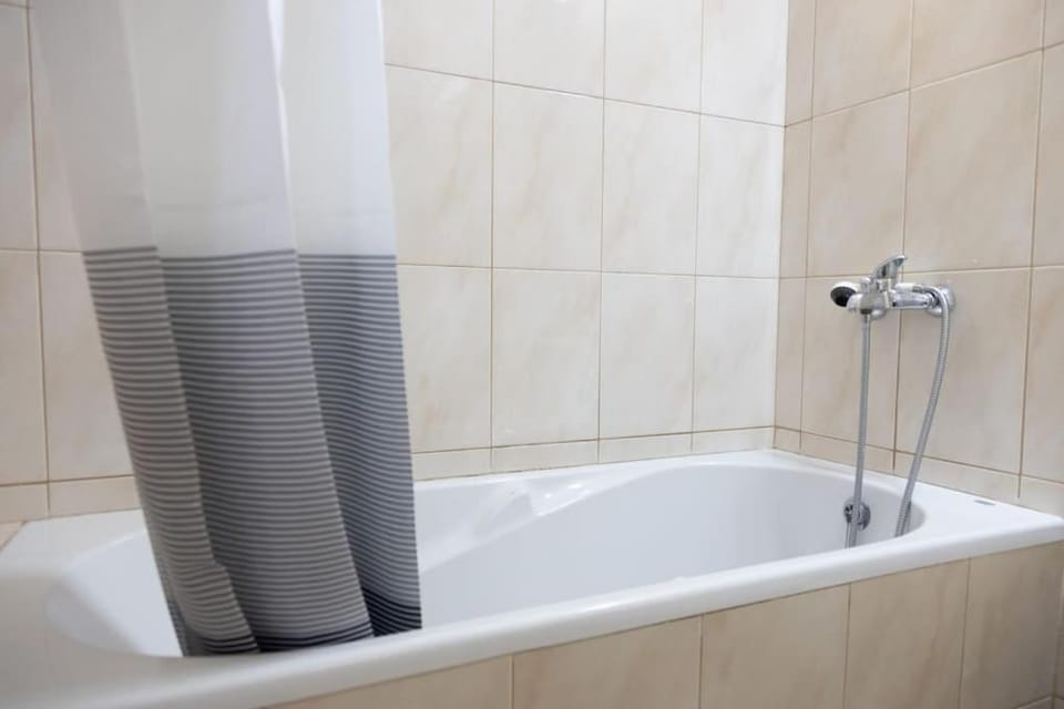 3 bedroom apt, FREE WIFI & AC, Cidadela - LCGR Apartment in Praia