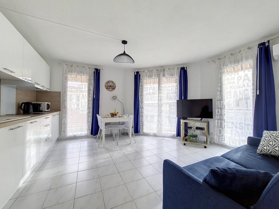 Kitchen or kitchenette, Living room