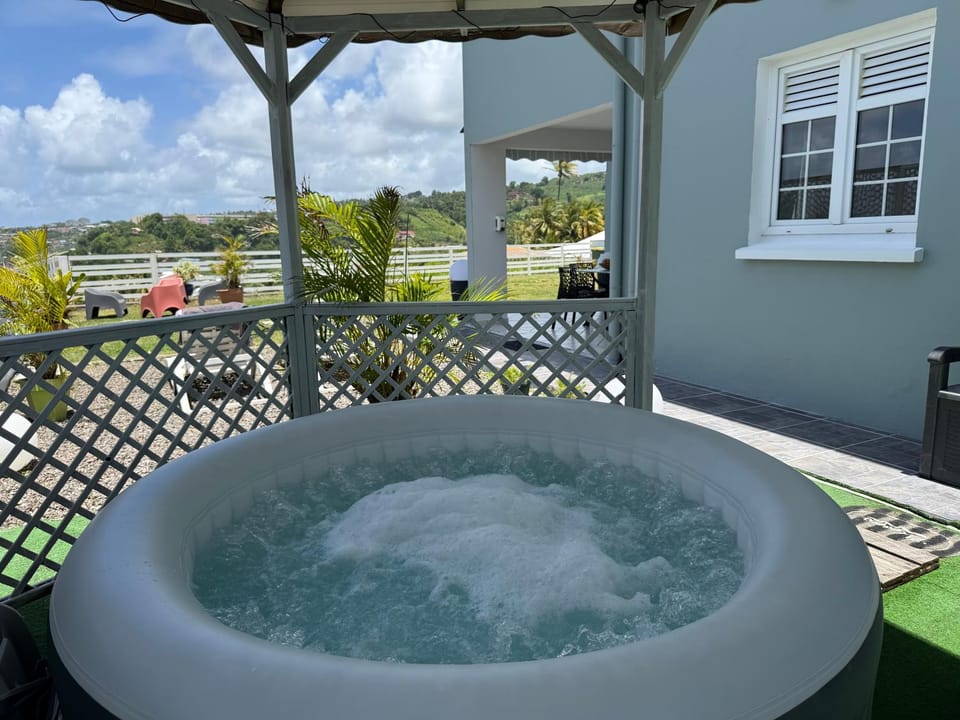 Les Tourterelles - Appartement vue mer & jacuzzi Apartment in Martinique