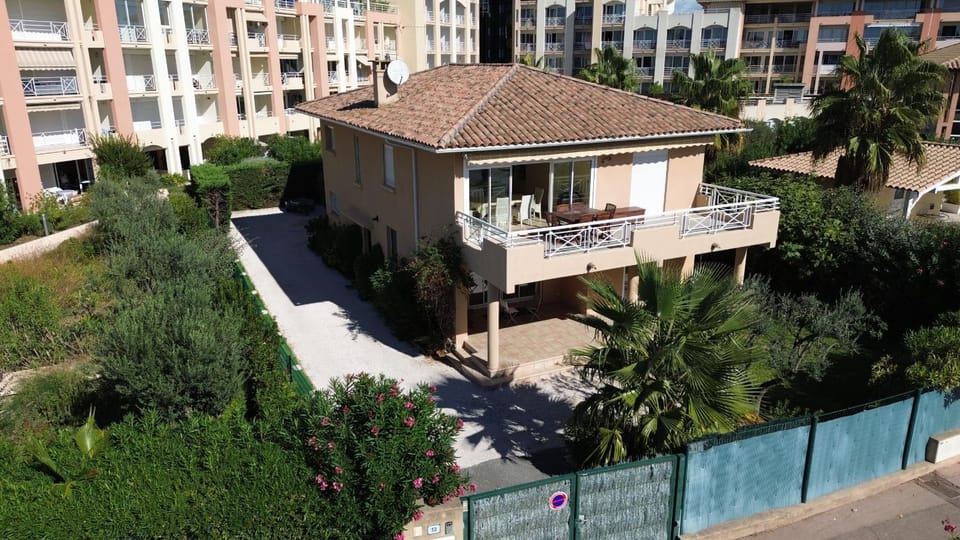 Property building, Facade/entrance, Off site