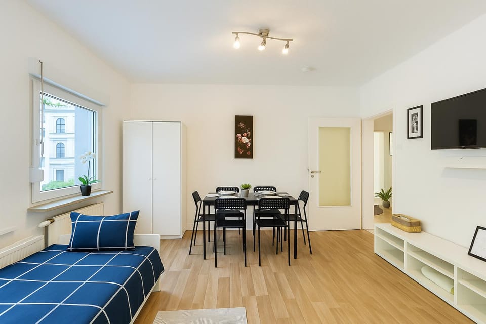 Bed, TV and multimedia, Photo of the whole room, Seating area, Dining area