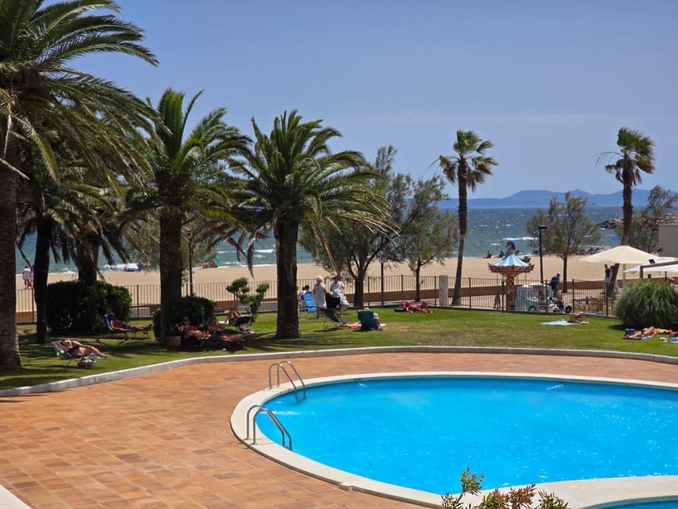Plage 100m Vue piscine Terrasse Cosy wifi Apartment in Roses