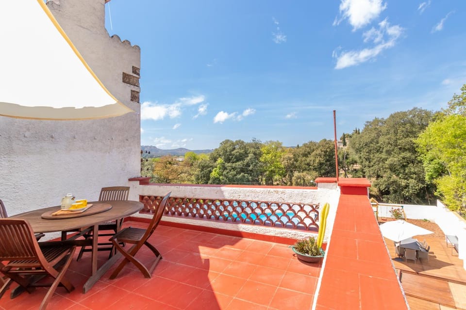 Property building, Balcony/Terrace, Living room