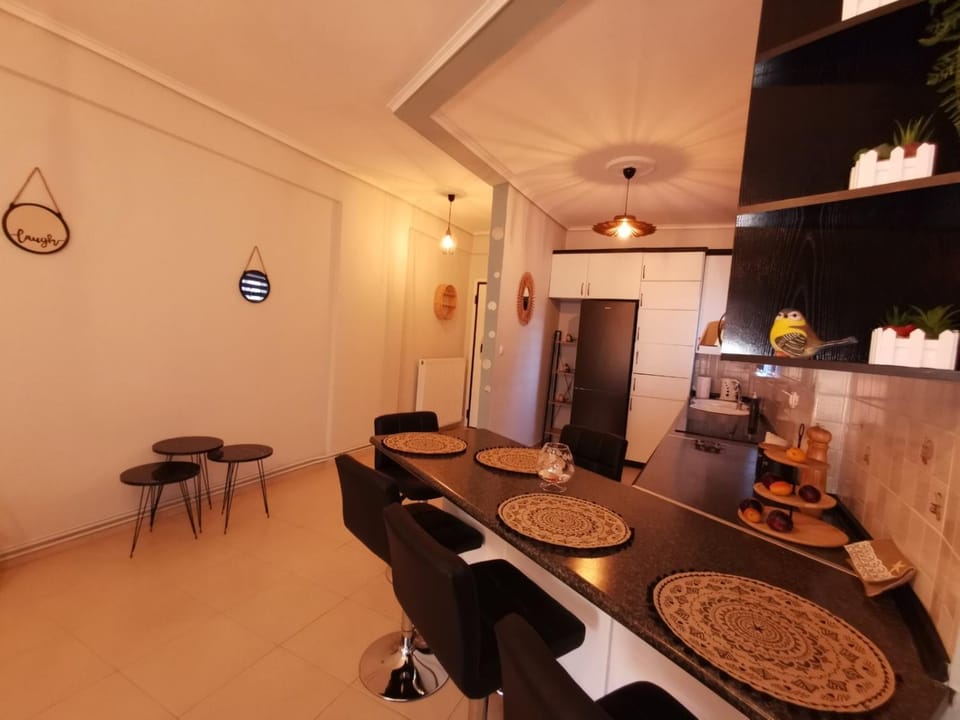 Kitchen or kitchenette, Food and drinks, Dining area, Food