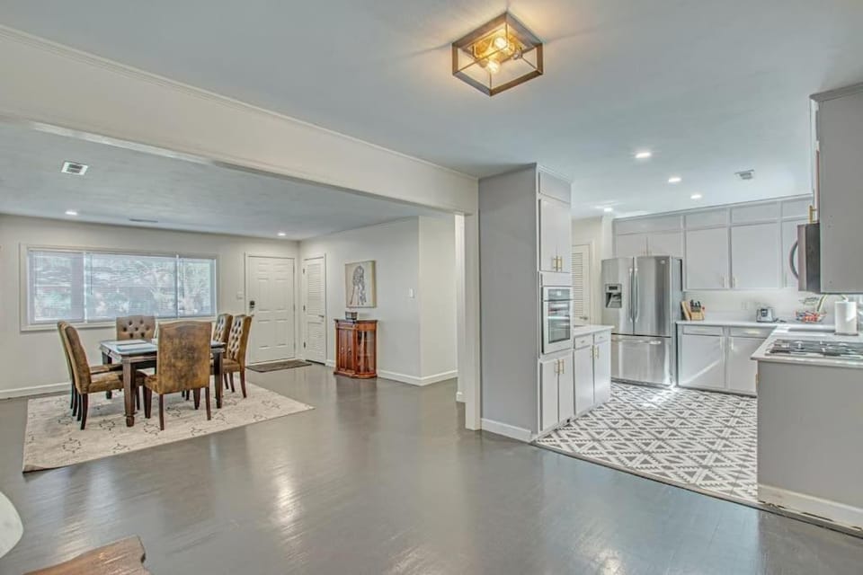 The Nathalie - curated, open, tree covered family House in North Charleston