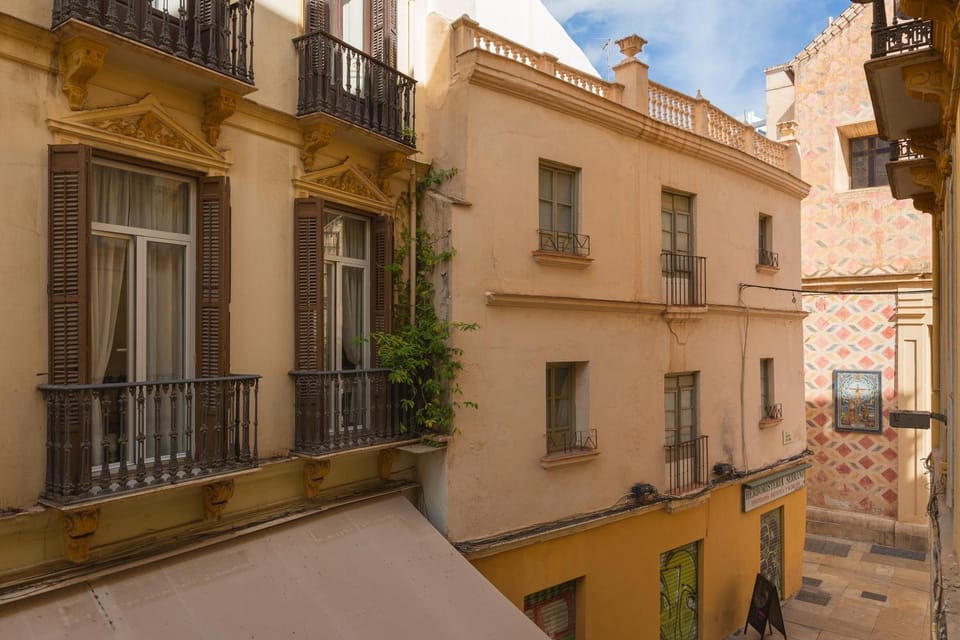View (from property/room), City view, Landmark view, Street view, Quiet street view
