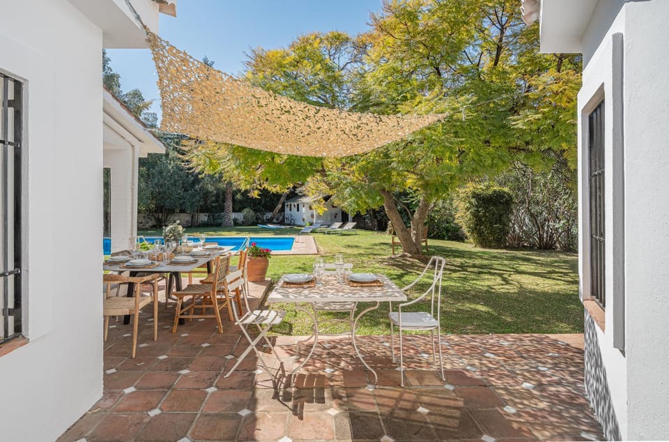 Garden, Dining area, Pool view