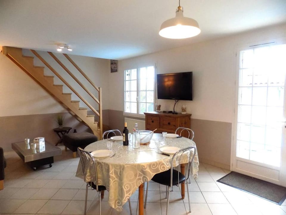 TV and multimedia, Kitchen or kitchenette, Living room, Seating area, Dining area