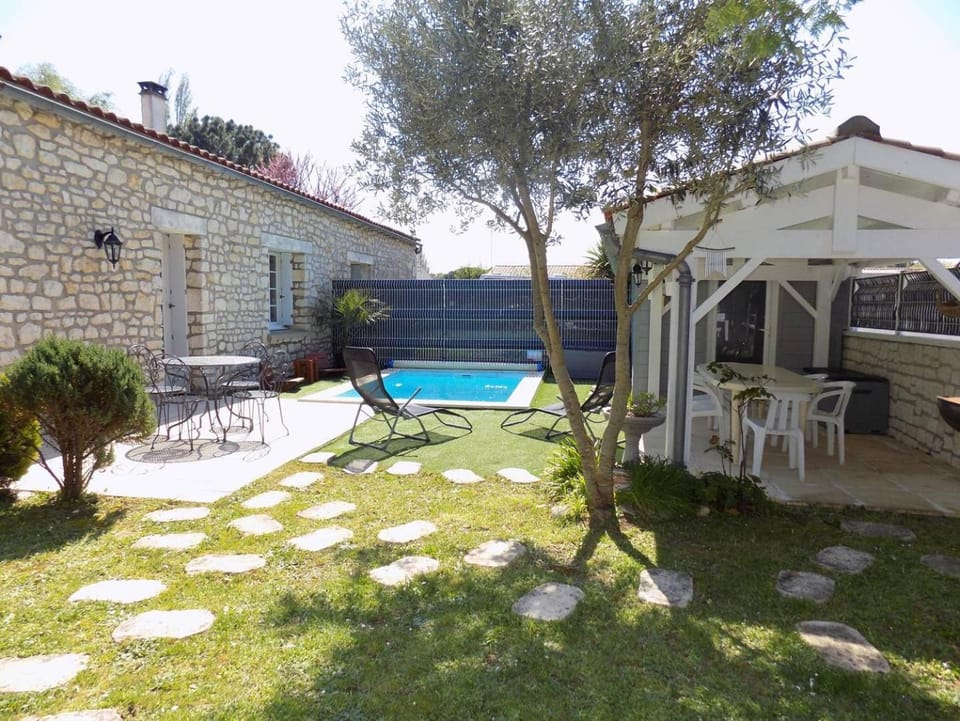Property building, Patio, Day, Garden, Garden view, Pool view, Swimming pool, sunbed