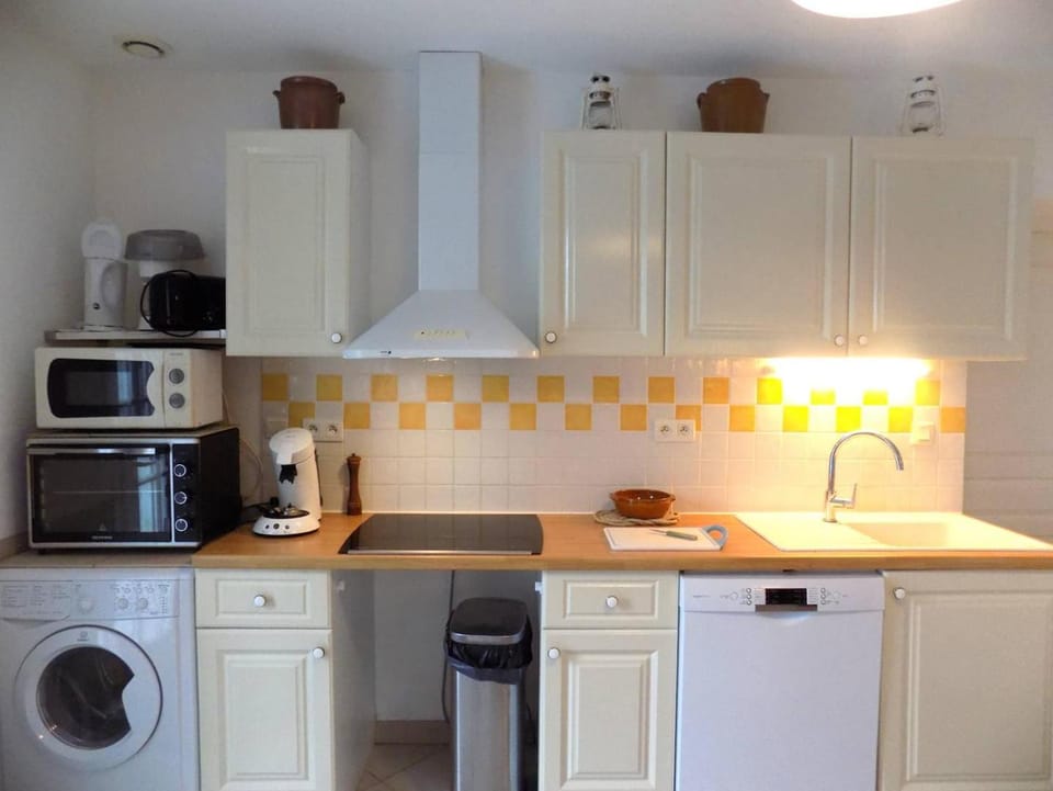 Coffee/tea facilities, Kitchen or kitchenette, dishwasher, oven, stove, toaster, washing machine