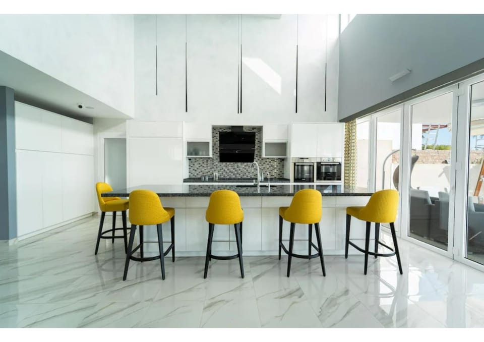 Property building, Kitchen or kitchenette, Living room