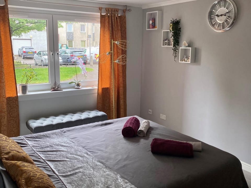 Bed, Photo of the whole room, Bedroom, towels
