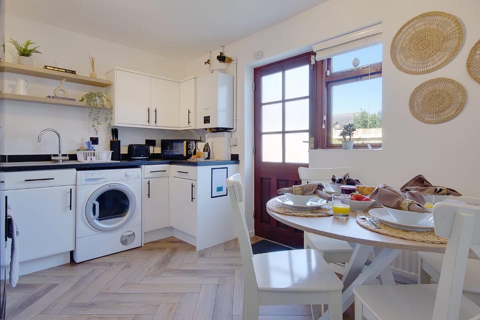 Coffee/tea facilities, Kitchen or kitchenette, Living room, Food and drinks, Dining area, oven, toaster, washing machine