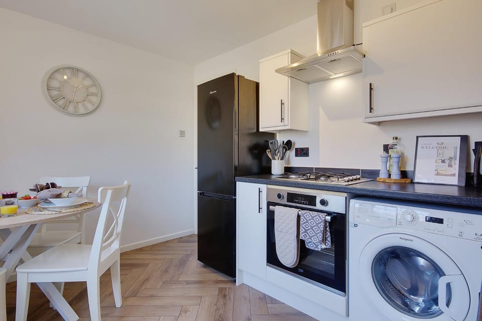 Kitchen or kitchenette, Dining area, oven, stove, washing machine