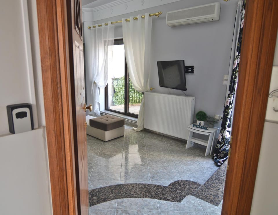 TV and multimedia, Living room, Seating area, air conditioner