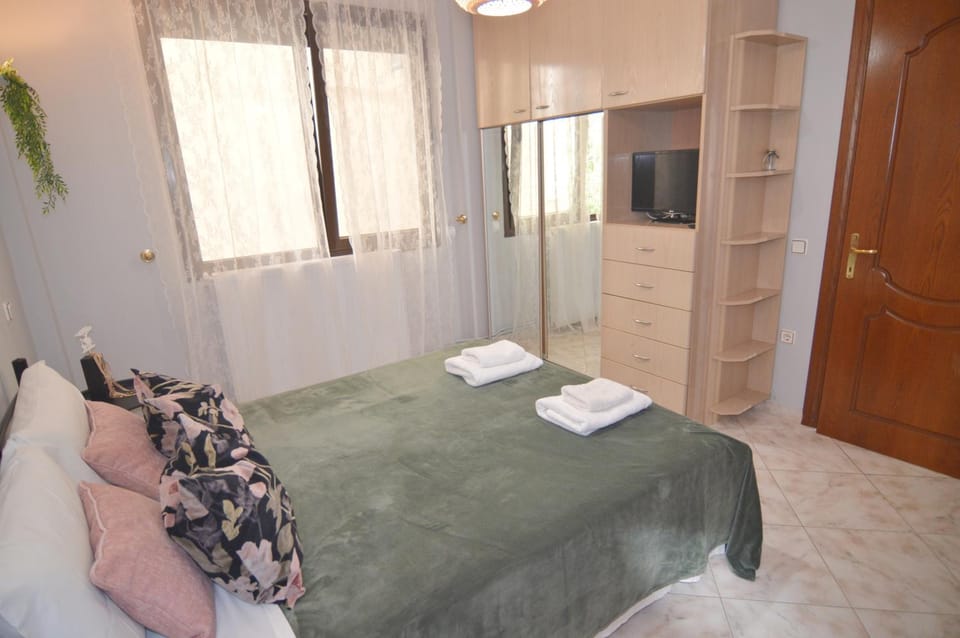Bed, TV and multimedia, Photo of the whole room, Bedroom, towels, wardrobe