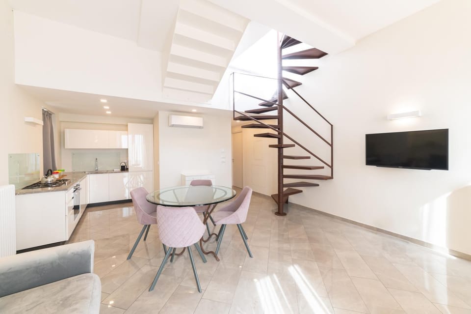 Communal lounge/ TV room, Seating area, Dining area