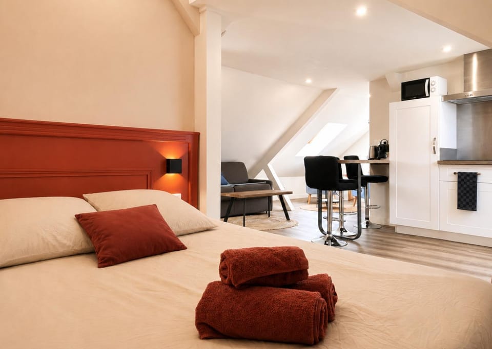 Bed, TV and multimedia, Photo of the whole room, Bedroom, towels