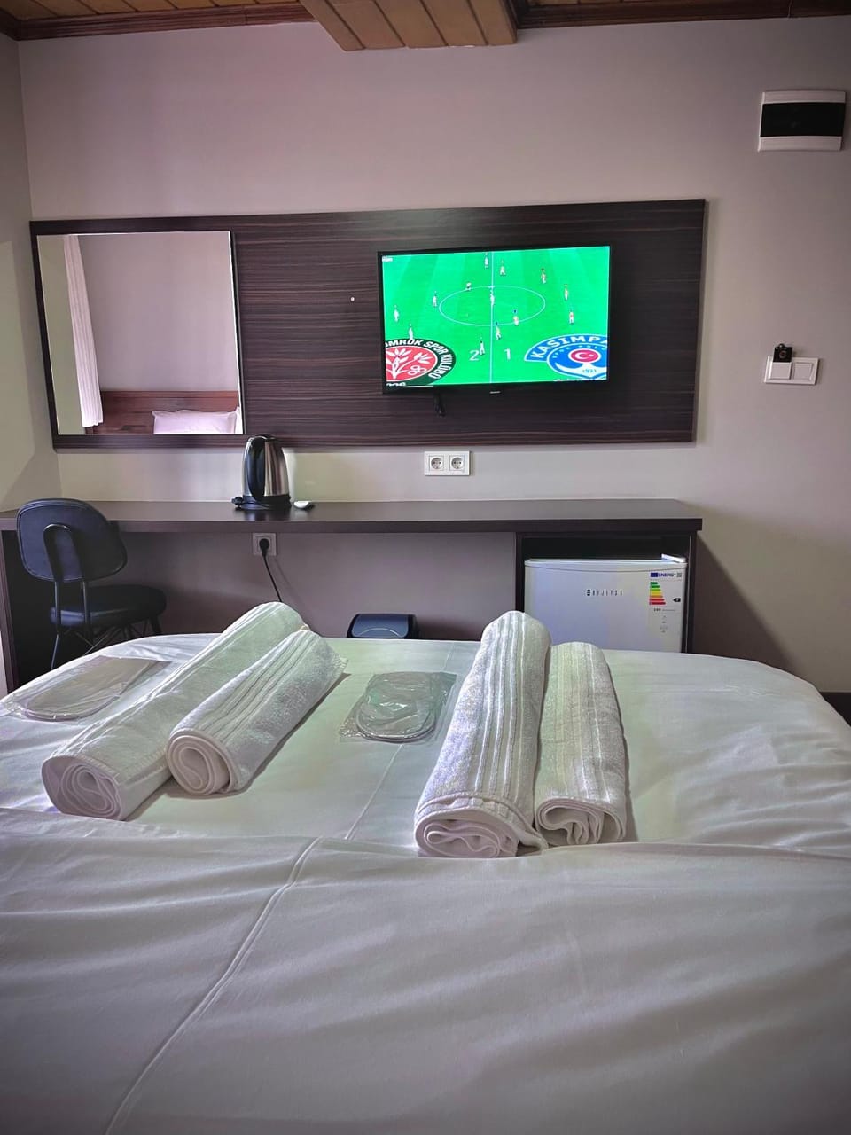 Communal lounge/ TV room, Bed, Bedroom, towels
