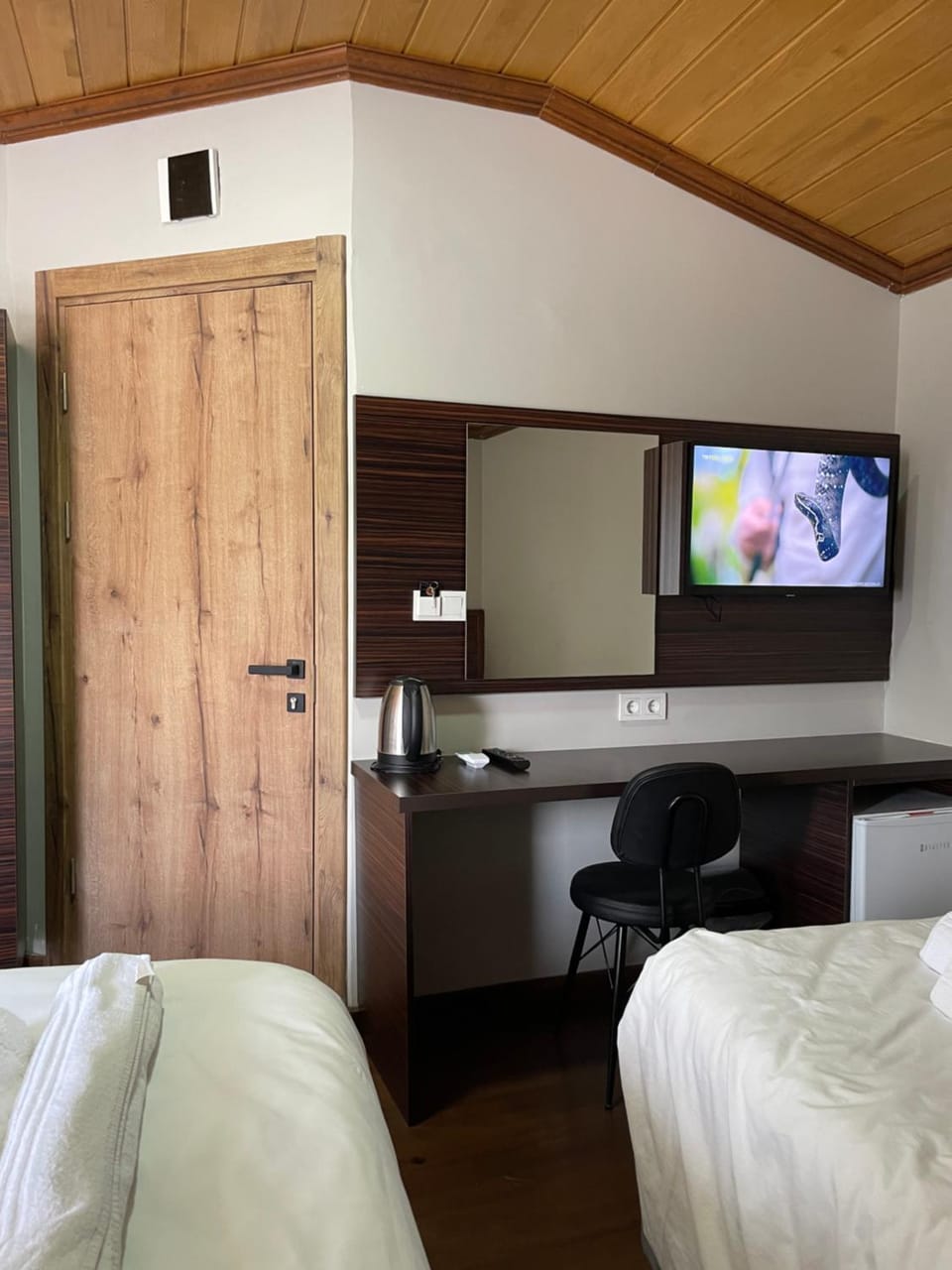TV and multimedia, Photo of the whole room, Bedroom