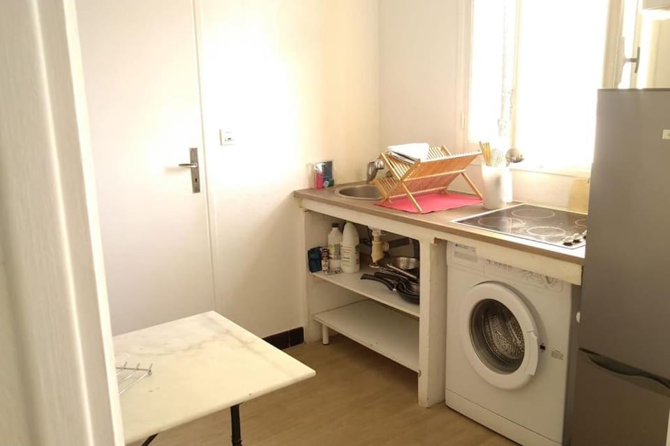 Kitchen or kitchenette, washing machine