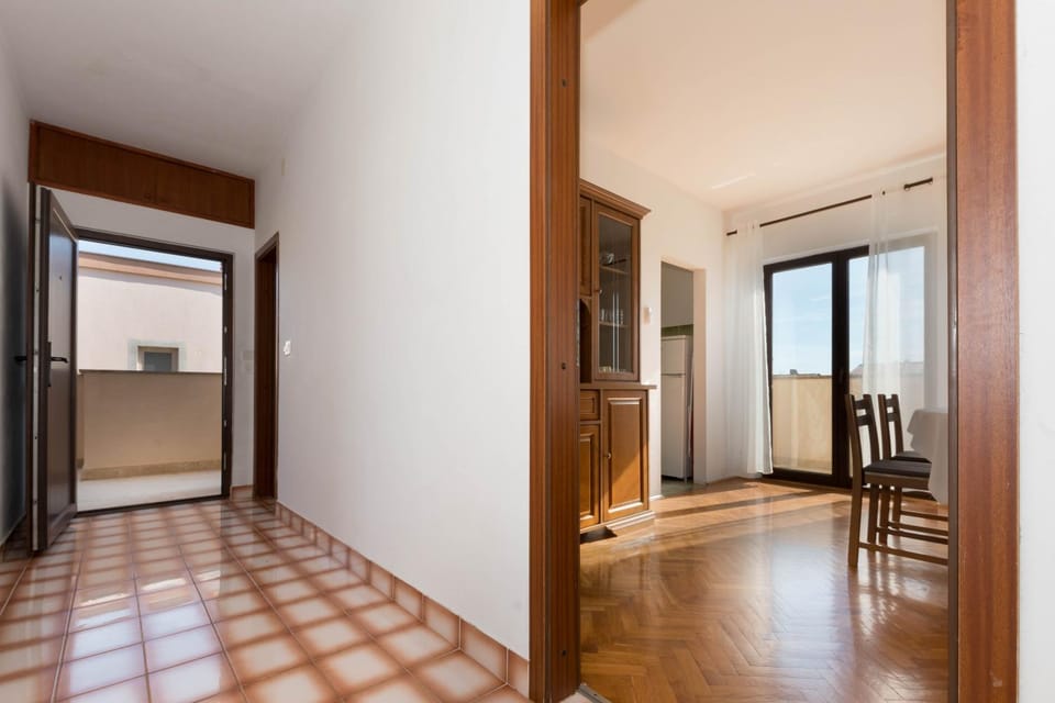 Facade/entrance, Dining area