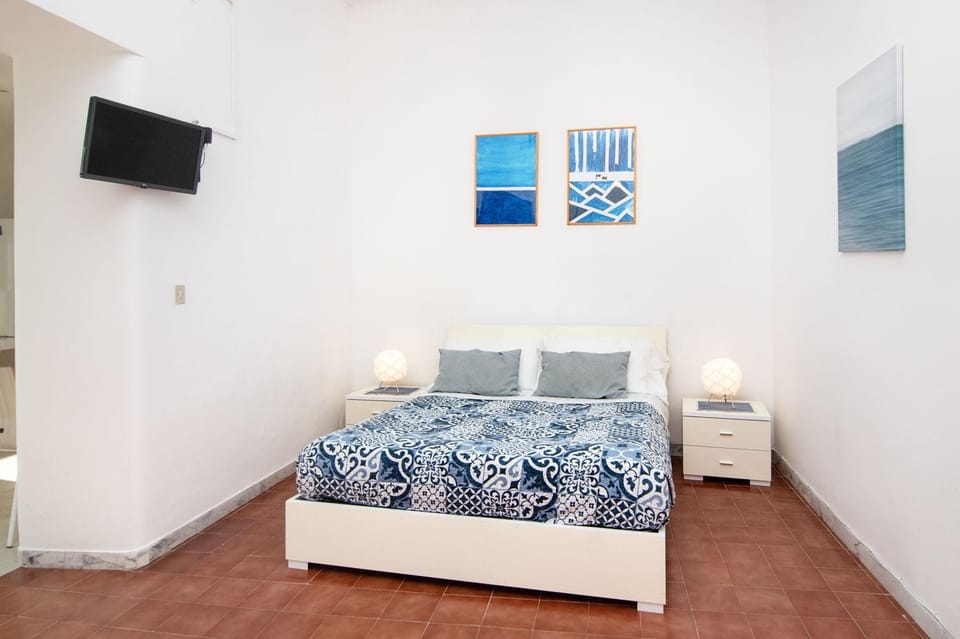 Bed, TV and multimedia, Bedroom