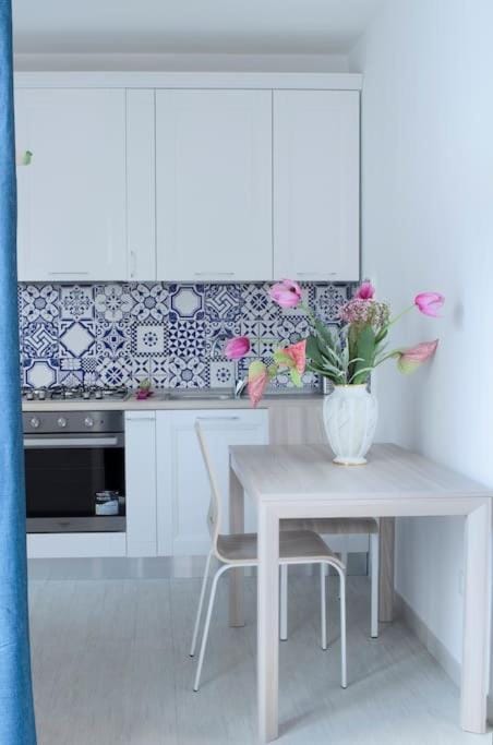 Kitchen or kitchenette, Dining area, stove