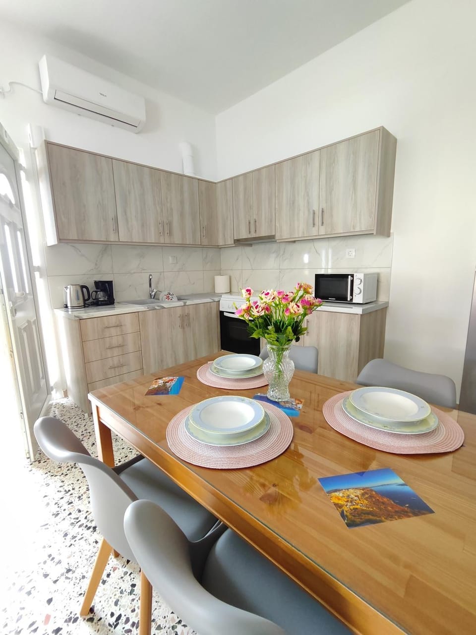 Dining area, kitchen