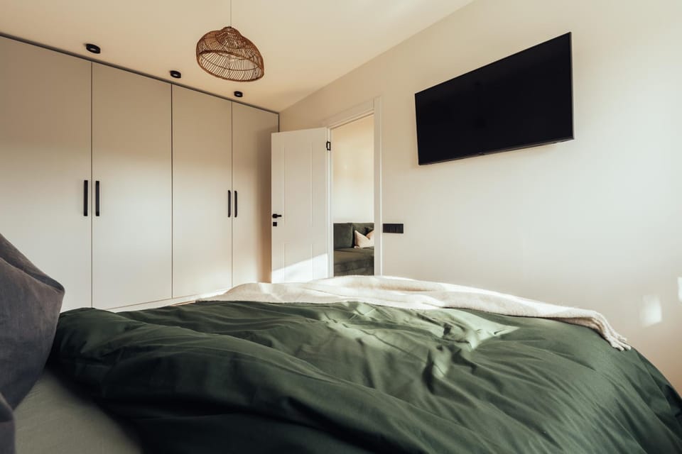 Bed, TV and multimedia, Photo of the whole room, Bedroom, wardrobe