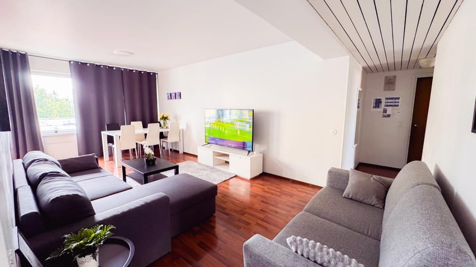 Communal lounge/ TV room, TV and multimedia, Living room, Seating area, Dining area, Evening entertainment