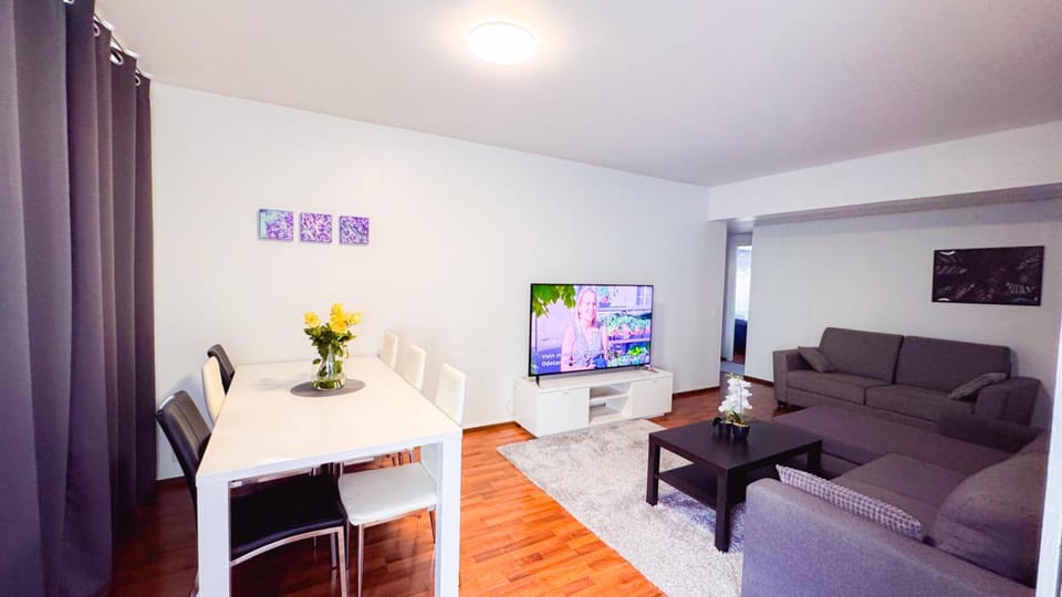 Communal lounge/ TV room, TV and multimedia, Living room, Seating area, Evening entertainment