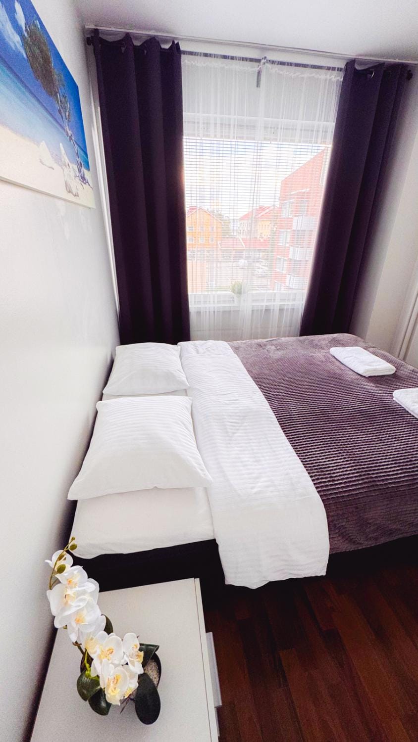 Bed, Bedroom, towels