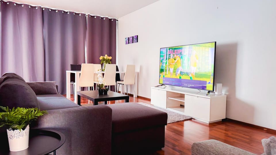 Communal lounge/ TV room, TV and multimedia, Living room, Seating area, Dining area, Evening entertainment