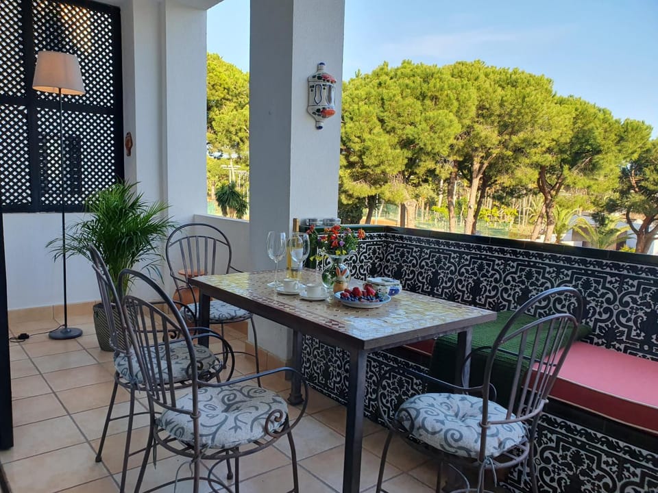 Spring, Day, Garden, View (from property/room), Balcony/Terrace, Seating area, Dining area, Garden view