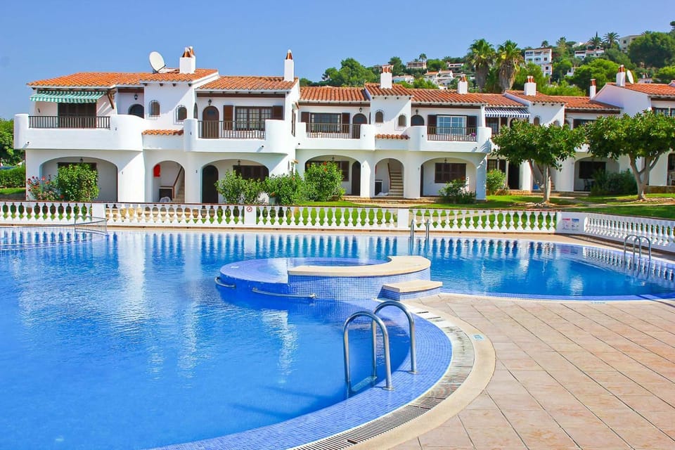 Property building, Day, Pool view, Swimming pool, Swimming pool, sunbed