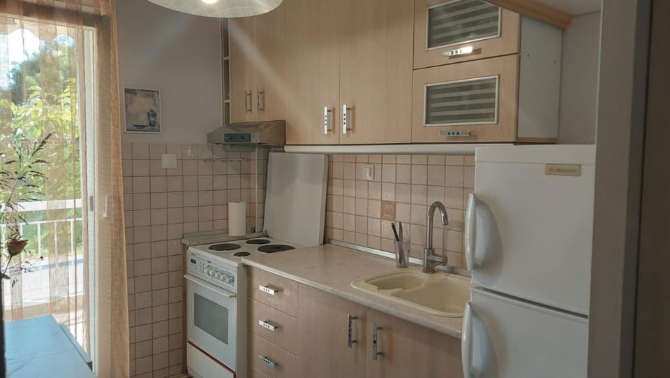 Kitchen or kitchenette, pet friendly, stove