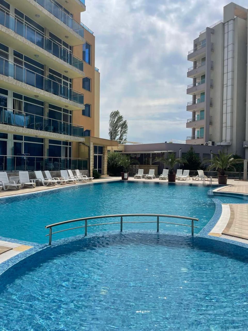Property building, Day, Pool view, Swimming pool, Swimming pool, sunbed