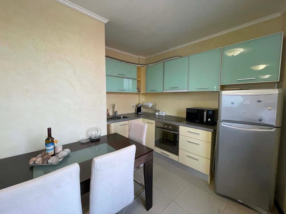Kitchen or kitchenette, Dining area, minibar, pet friendly