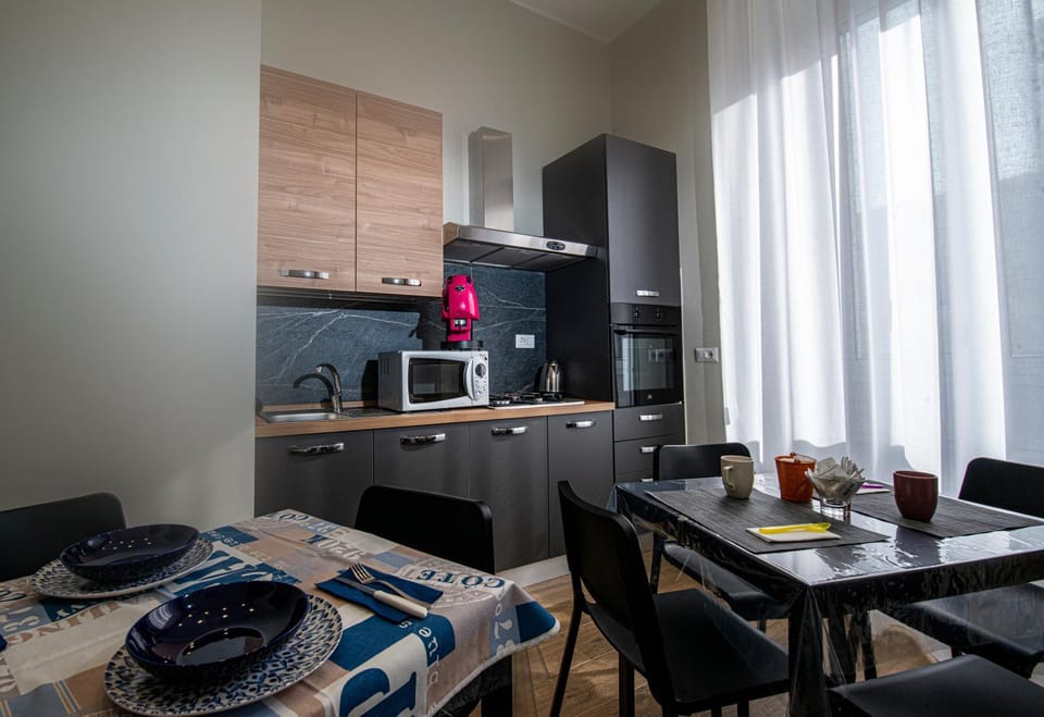 Coffee/tea facilities, Kitchen or kitchenette, Dining area, minibar, oven, pet friendly, stove, air conditioner