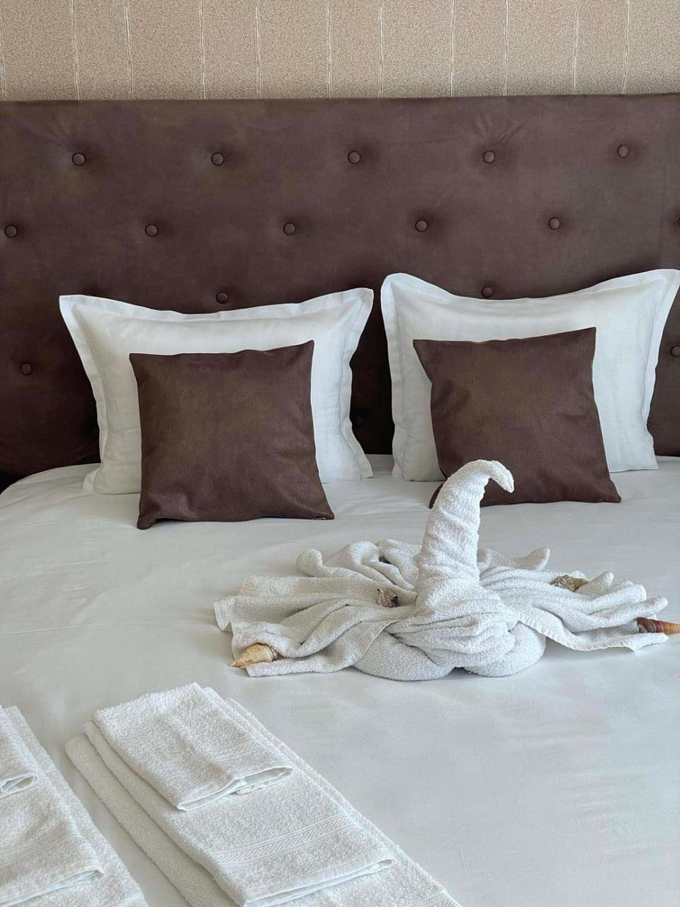 Bed, Photo of the whole room, Bedroom, towels
