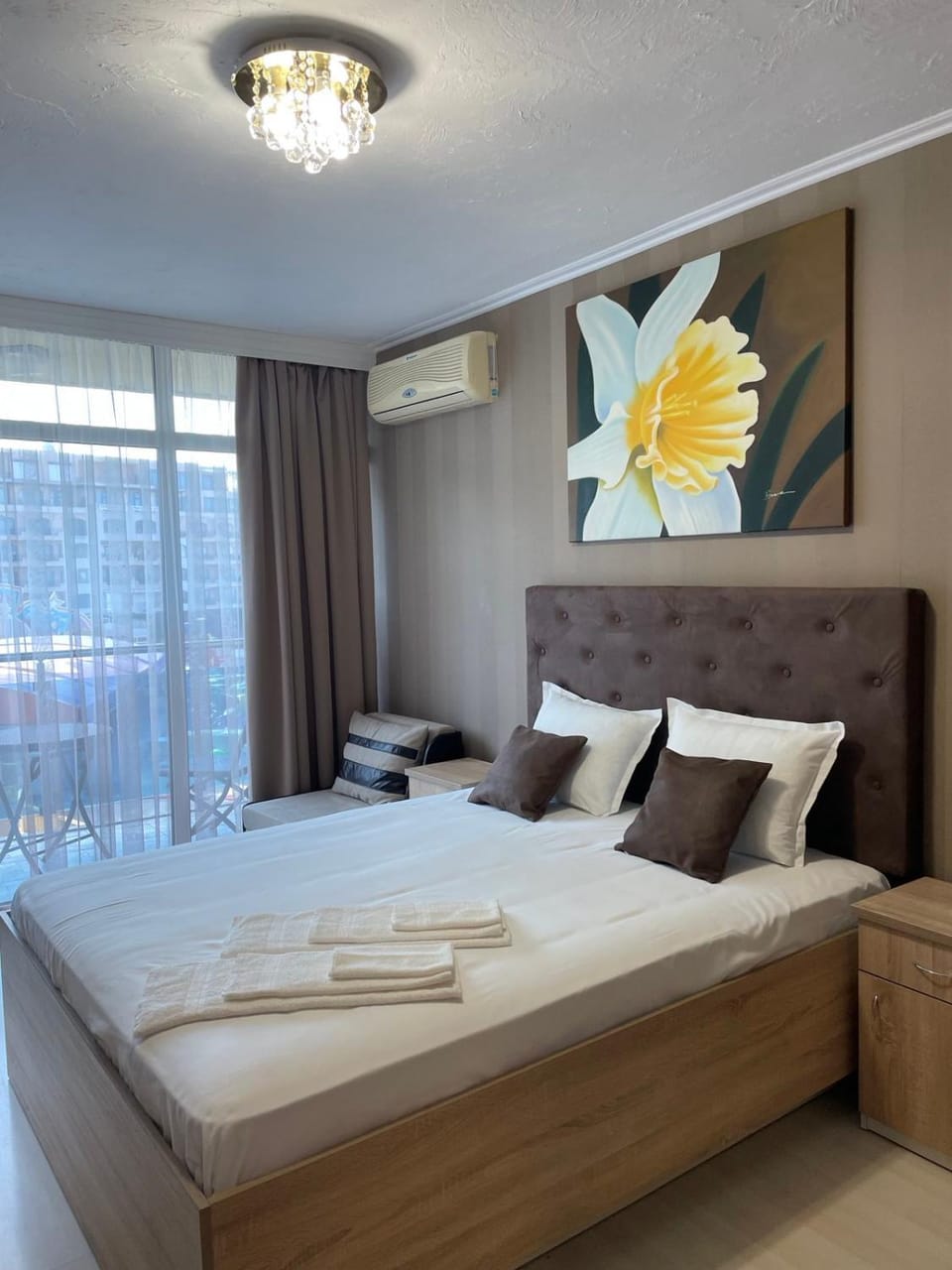Bed, Photo of the whole room, Seating area, Bedroom, towels, air conditioner