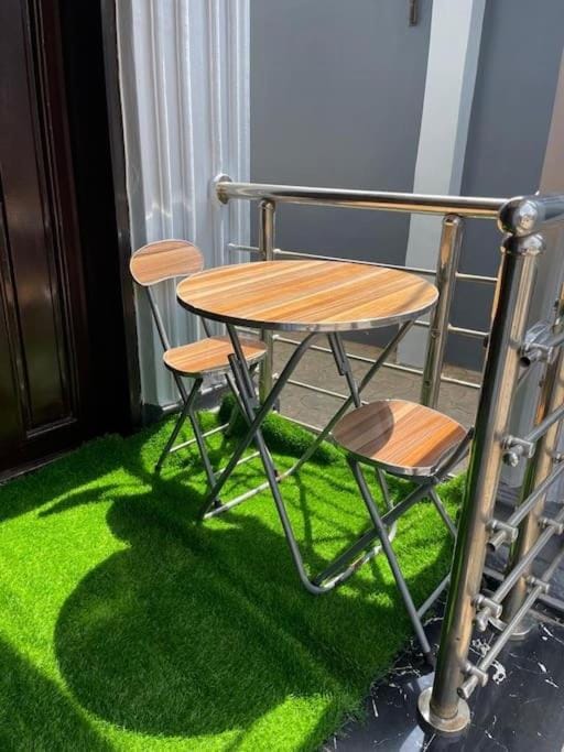 Patio, Day, Dining area