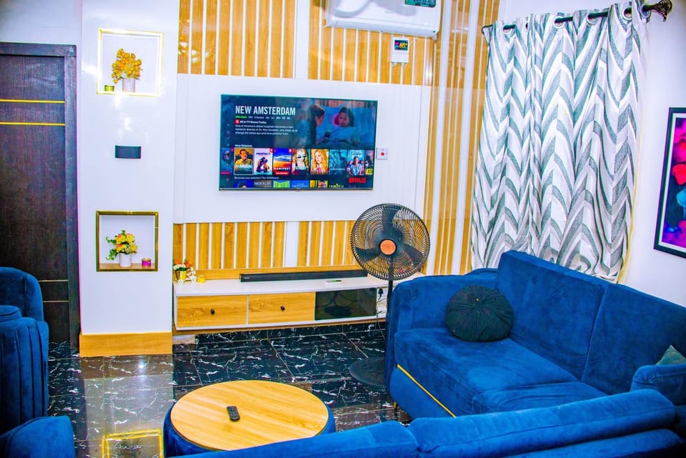 Communal lounge/ TV room, TV and multimedia, Living room, Seating area, Evening entertainment